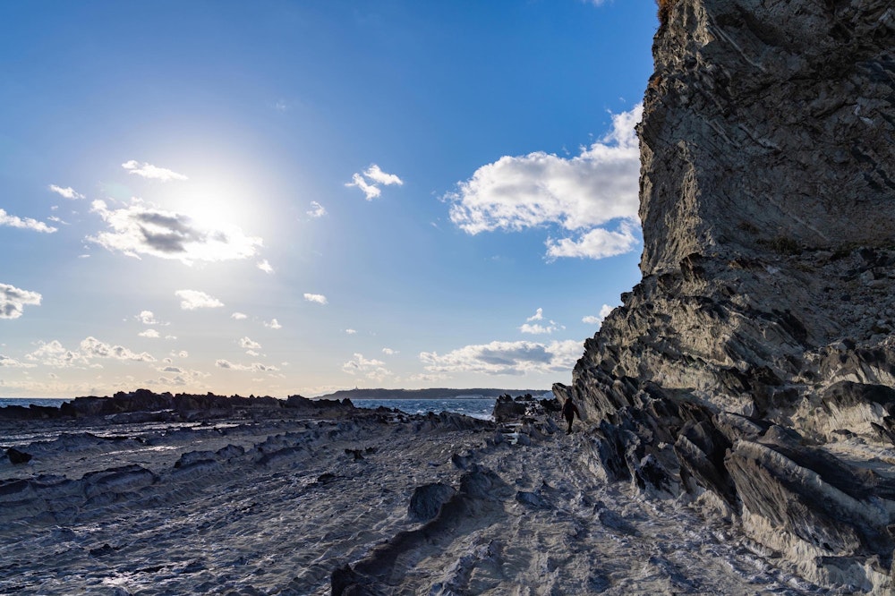 <p>太陽に向かって、ごつごつした岩礁を歩く。<br>写真では伝わらないが、すさまじい向かい風が吹き付けていた。</p>