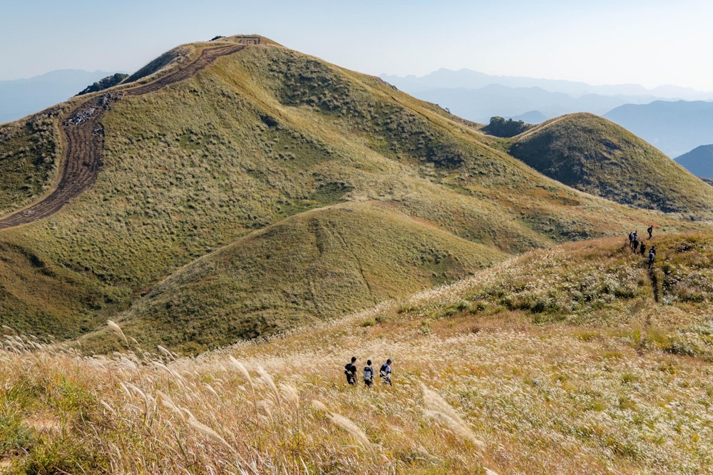<p>ふかふかのススキ野原を切り開いたシングルトラックをゆっくり歩いて、夕刻の茶ヶ床園地まで下山した。ちょうどいい山歩(さんぽ)だった。</p>