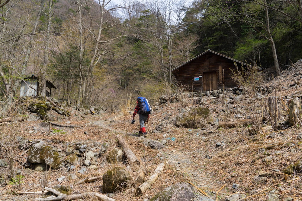<p>ウソッコ沢小屋。通年無人。<br>小さな吊橋を渡って沢の右岸左岸を行き来しながら標高を上げる。</p>
