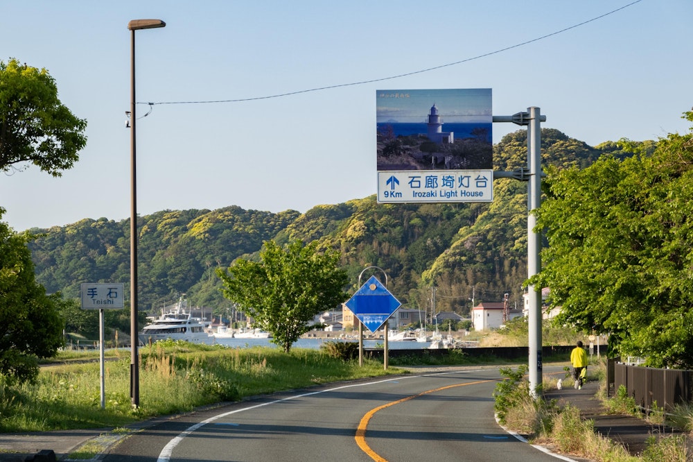 <p>南伊豆町の中心市街地（<span style="color:#202122">下賀茂地区</span>）にある道の駅に車を停めた。<br>朝のやわらかな日差しと海風を浴びながら、ゆったりとしたペースで走りながら最南端・石廊崎を目指す。</p>