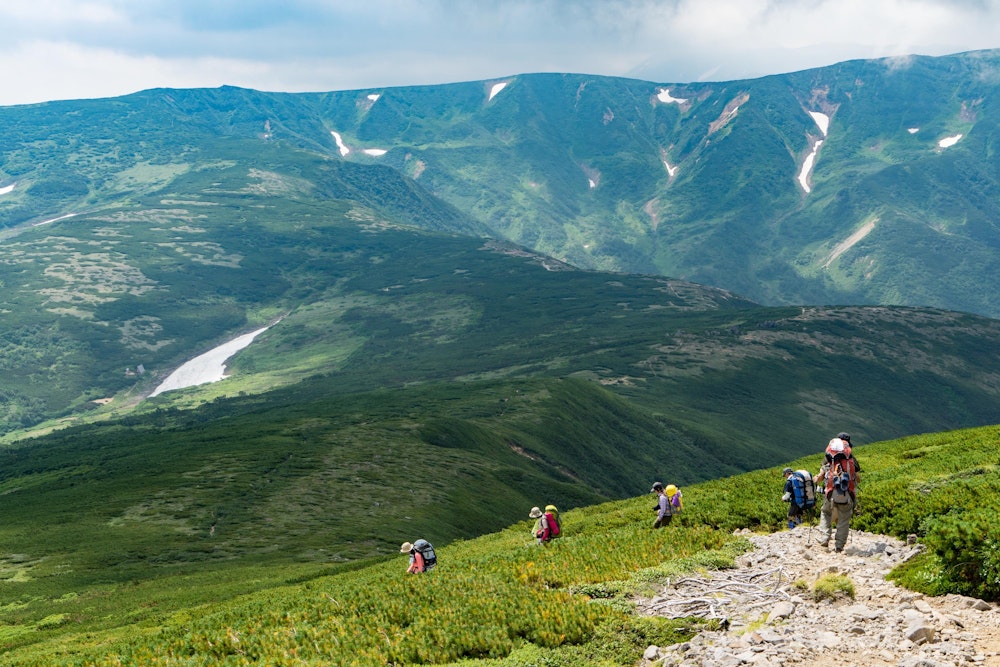<p>忠別岳から南側にかけても、ひたすら平坦で広大な地形が続く。<br>こんな稜線歩きは、ここ大雪山以外では絶対に味わうことができないだろう。桁違いのスケールだ。</p>