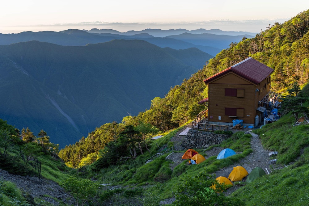 <p>初日は午後から入山し、茶臼小屋に宿泊。<br>この小屋も、通常の営業は行っておらず、避難小屋を利用した。<br>そして写真は二日目の朝。いい天気になりそうだ。</p>