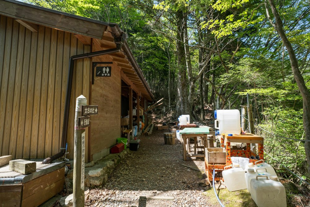 <p>持経宿では管理人の方が作業をされていた。タンクの水をもらい、林道を歩いて水場を往復する苦労が省ける。大変ありがたい。</p>
