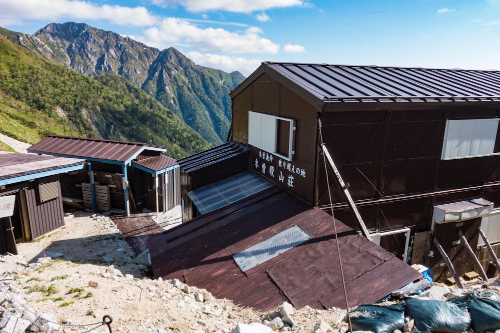 <p>空木岳と東川岳の鞍部には、木曽殿山荘がある。静かな場所に立つ山小屋だ。</p>