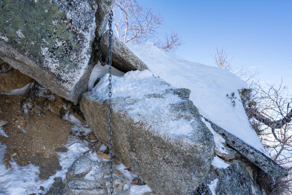<p>これが最も通過に難儀した場所。<br>登りではよじ登ればいいが、下りで通過する際は垂れ下がっている鎖に全体重を預けるようにして下りる。</p>