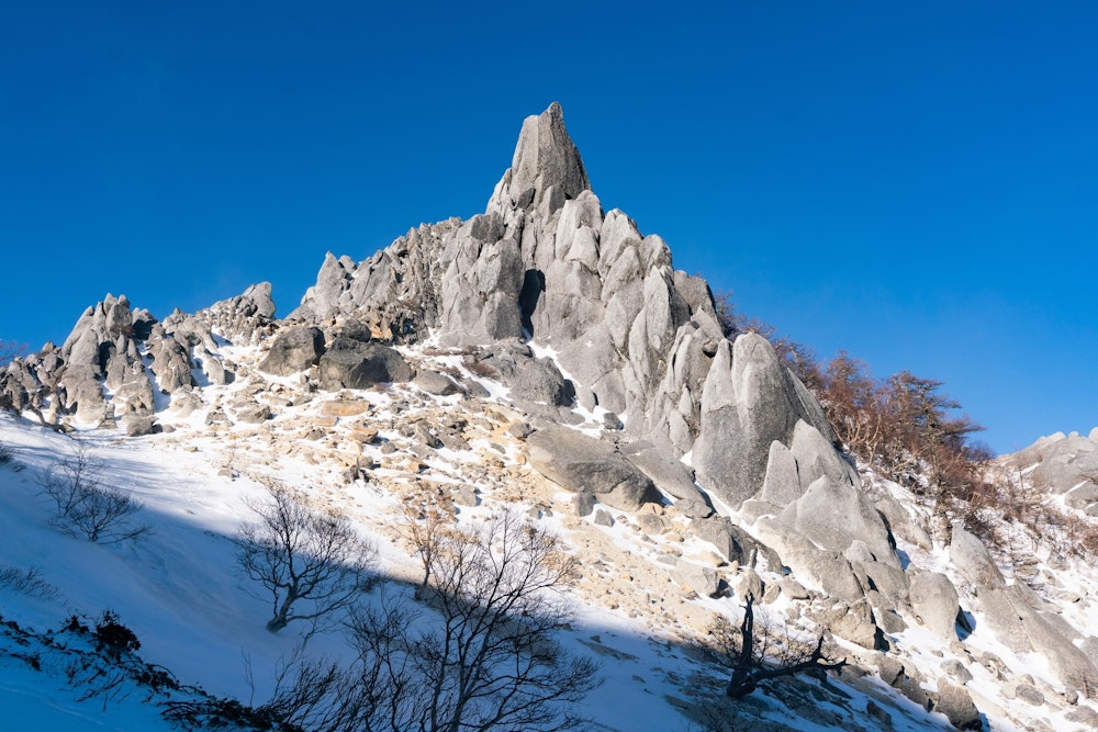 <p>地蔵ヶ岳頂上。そしてオベリスク。<br>快晴だが、とてつもない暴風だ。</p>