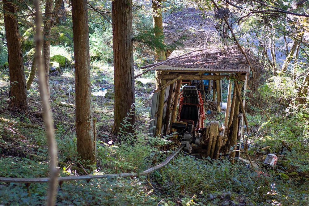 <p>モノレールに合流してしまえば、あとは深いことは考えずにレール沿いに下っていくことで池口川に出ることができる。<br>あとは車道を歩いて車を置いた池口岳登山口に戻るだけだ。<br>しかし、ここを歩いていた自分たちを見つけた地元の方が、軽バンで池口岳登山口まで送ってくれた。<br>そしてなんとその車内には、獲ったばかりの鹿が横たわっていた。<br>最後の最後に、思いがけなく印象的な出来事に恵まれた山旅となった。</p>