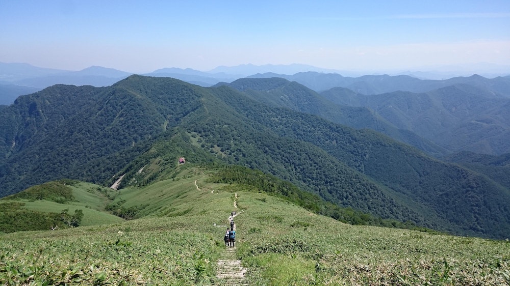 <p>平標山の家が見える。<br>稜線にいる間、天候にも恵まれてこんな素晴らしい景色がずっと続く。<br>この日を境に、「次の週末はどこの山へ行こうか」と思いを巡らせる日々が始まるのであった。</p>