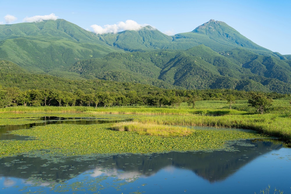 <p>ここからは下山後に知床周辺を散策して見た風景を振り返る。<br>知床五湖からみた知床連山が美しかった。羅臼岳もすっかり晴れている。</p>