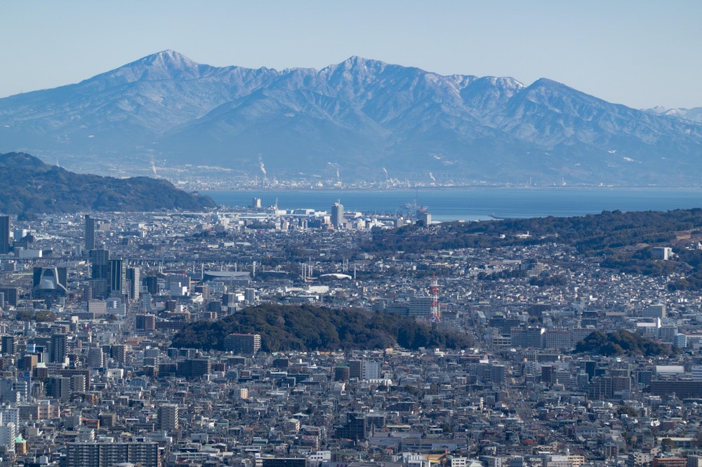 <p>愛鷹山もよく見ると積雪して白くなっているのがわかる。<br>里で雨が降ったあとに山頂部だけが白っぽくなることはたまにあるが、中腹まで白いのは珍しい。</p>