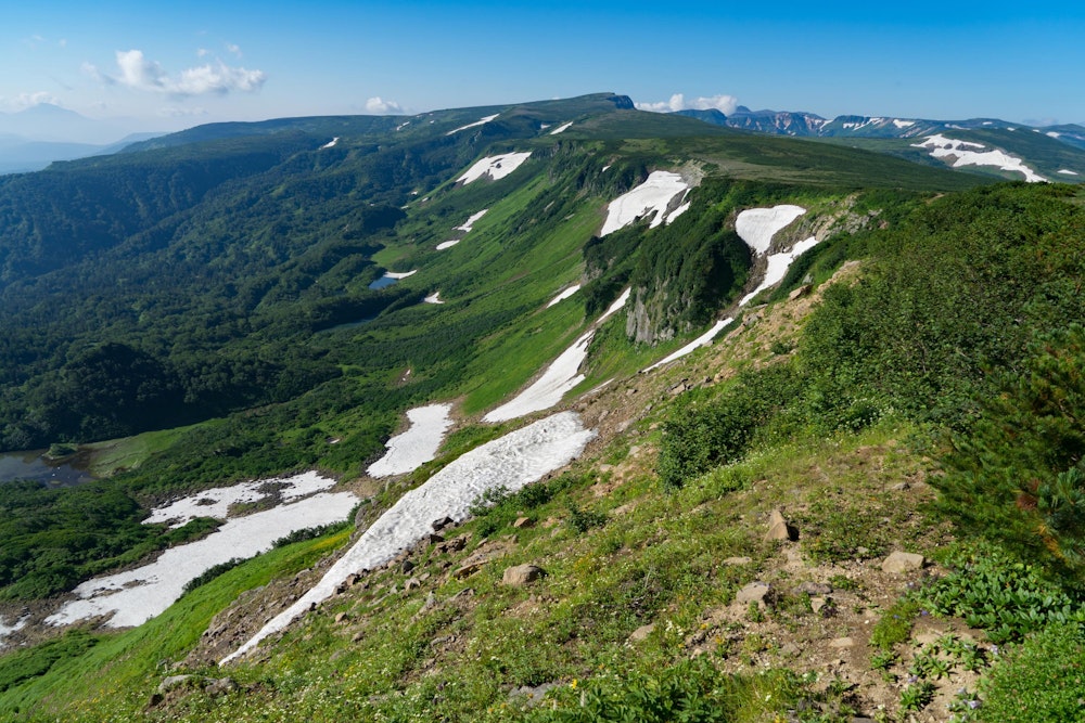 <p>高根ヶ原の大平原。東側が切れ落ちた大迫力の地形になっている。</p>