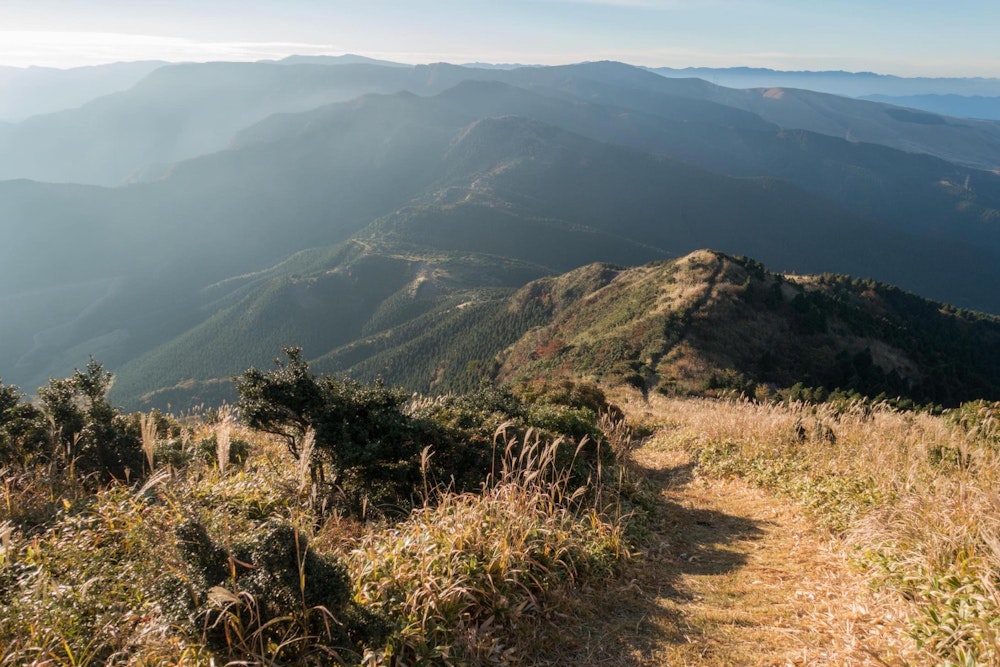 <p>これから歩く縦走路がずっと見える。</p>