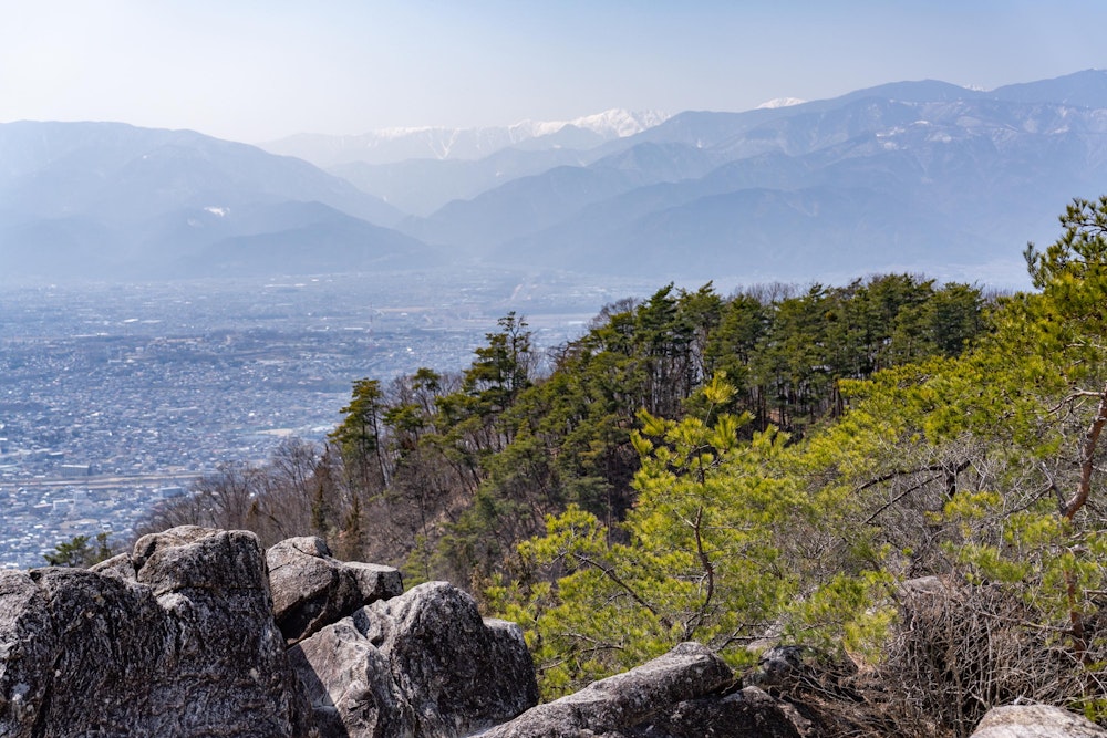 <p>遠くにうっすらと見える南アルプスの白い山々。<br>春霞が特に濃い一日だった。</p>