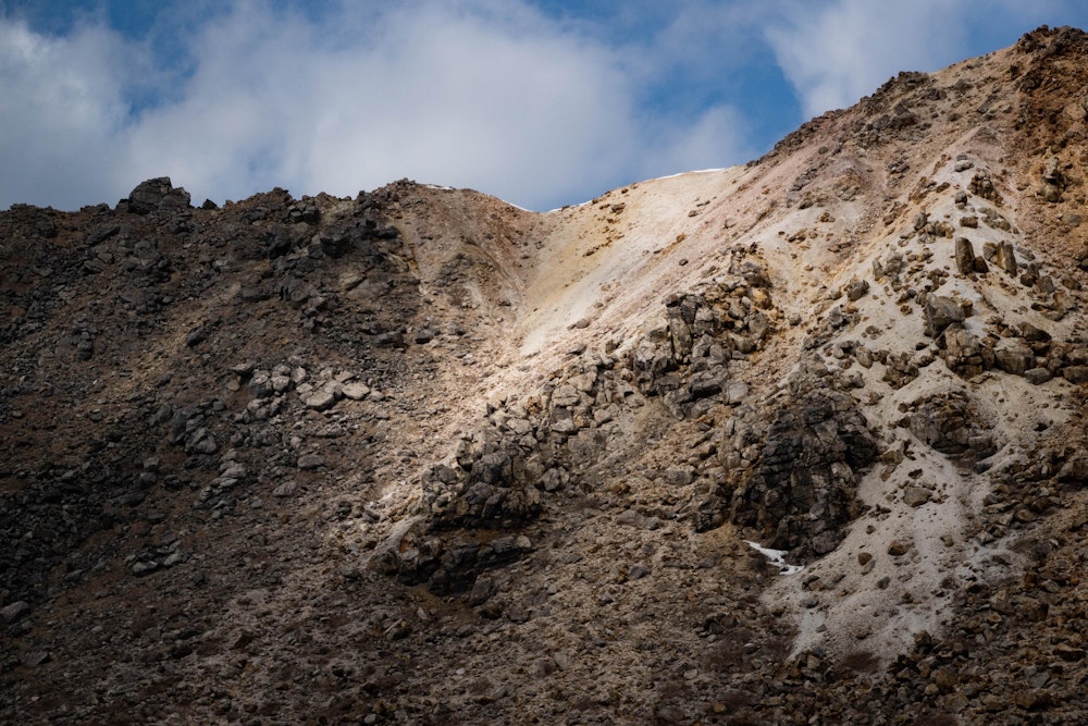 <p>雪が減り、荒涼とした雰囲気が支配する晩冬のくじゅう連山。<br>この自然... というか "大地" を肌で感じる山歩きを楽しめるこの場所がやっぱり好きだ。</p>