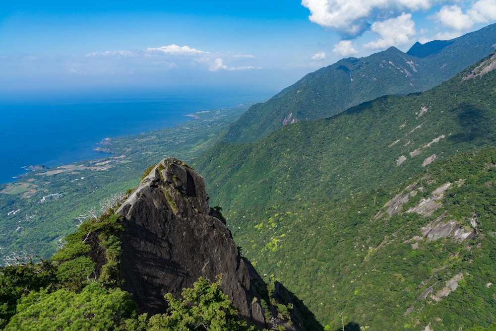 <p>海からぐわっと盛り上がる屋久島の山々。これが島の中心部むけて盛り上がっていく。<br>奥岳である宮之浦岳だけでなく、こうして前岳にも登り、島をあらゆる角度で見ることで、島の大きさを改めて実感することができる。<br>このモッチョム岳の登山が、島旅のいい締めくくりとなった。</p>