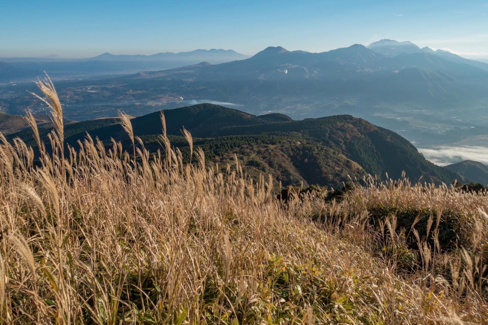 <p>阿蘇山の向こう側には、くじゅう連山も見えた。</p>