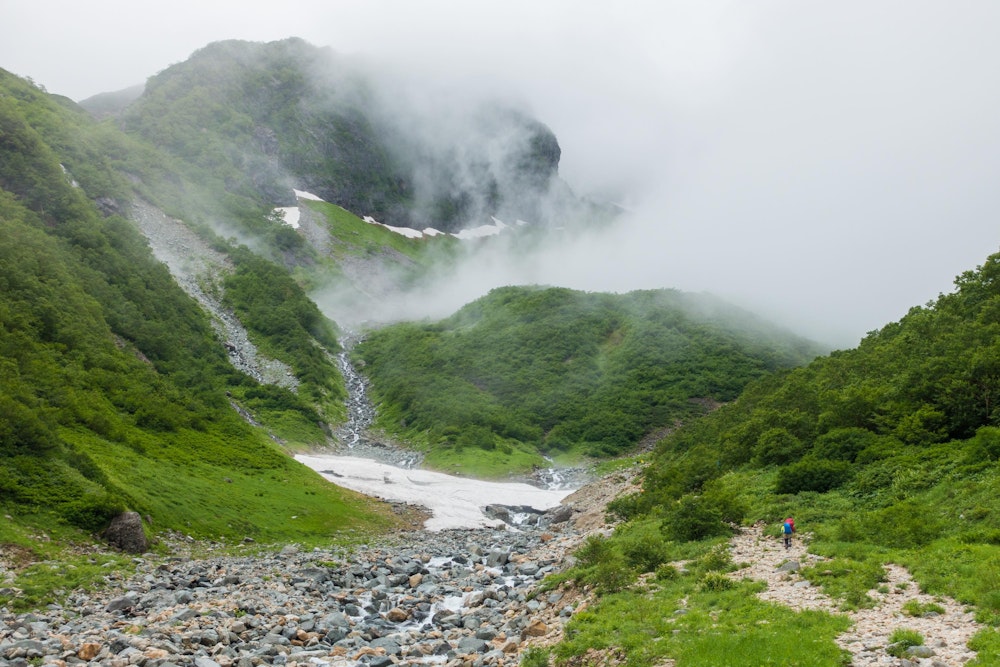 <p>ババ平付近。雨は止んだが、濃いガスが晴れない。</p>