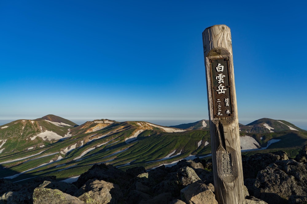 <p>二日目は早朝から白雲岳に登る。<br>雪解けが進んでおり、名物のゼブラはまばら模様だった。</p>