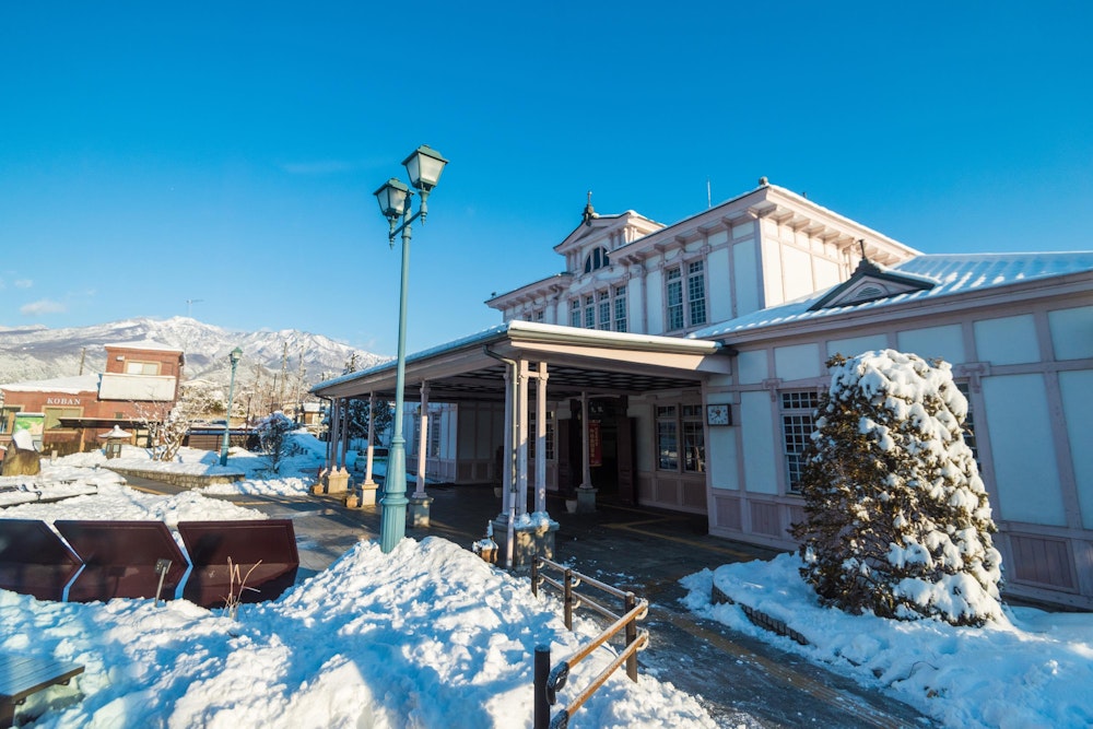<p>日光駅。前日までのたっぷりの降雪で駅前にも雪が積もっている。<br>今日は穏やかな晴天。</p>