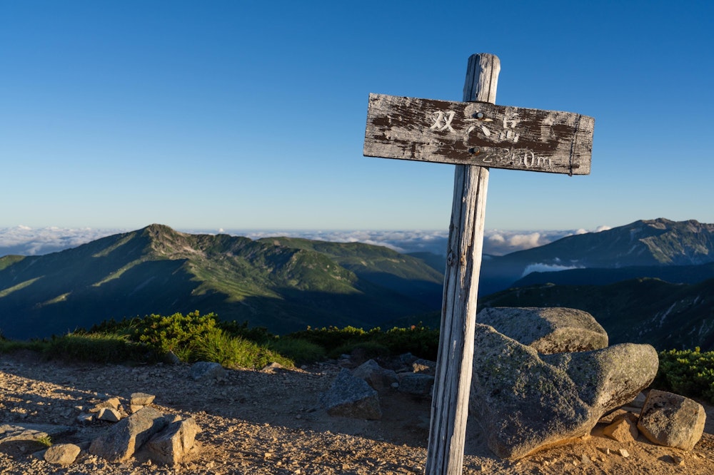 <p>双六岳頂上。向こう側には黒部五郎岳と薬師岳のなだらかな尾根が広がる。</p>
