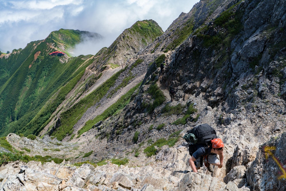 <p>五竜山荘を背に、五竜岳の岩稜をよじ登っていく。</p>