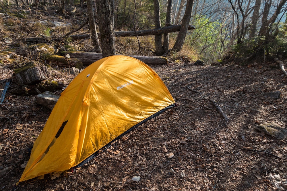 <p>生まれて初めてのテント泊登山は、ビバークとなった。<br>思えばこれまでの登山はいずれも計画通りに遂行できていた。<br>こうした撤退判断を迫られる場面も今後必ずあるはずで、今回はそういった意味でも学びになった。<br>こういった機会を経て、今の自分に何が足りないかを冷静に考えながら、ステップアップしていきたい。</p>