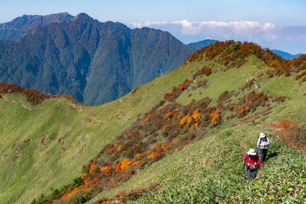 <p>辿ってきた登山道と、奥は瓶ヶ森方面。<br>ここから石鎚山まで縦走することもできるようで、いつか挑戦したい。</p>