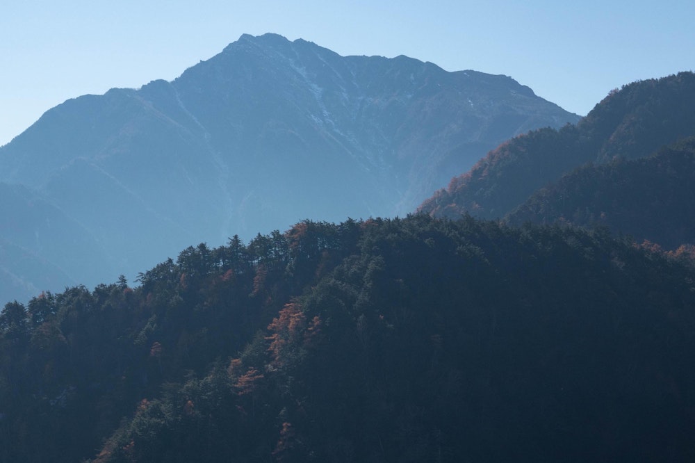 <p>日向山は、甲斐駒ヶ岳に抱かれた山。その甲斐駒ヶ岳は、見上げる高さに聳えている。</p>