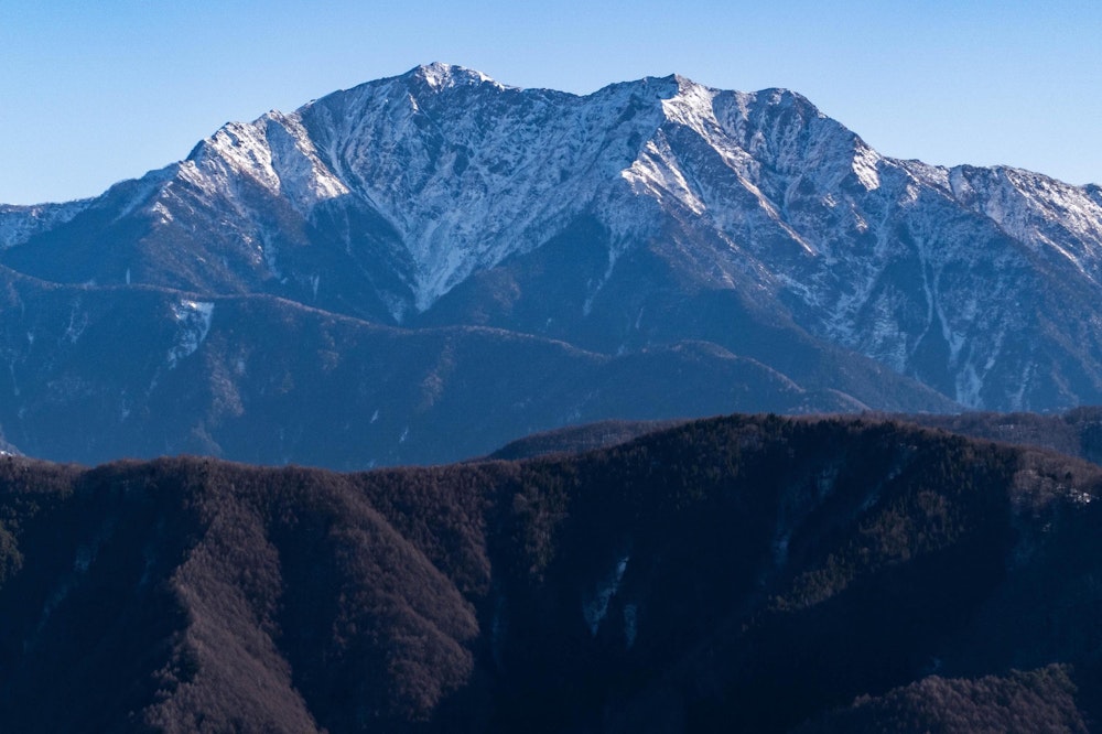 <p>反対側を向けば、南アルプスも見える。<br>仙丈ヶ岳が特に大きく見える。</p>