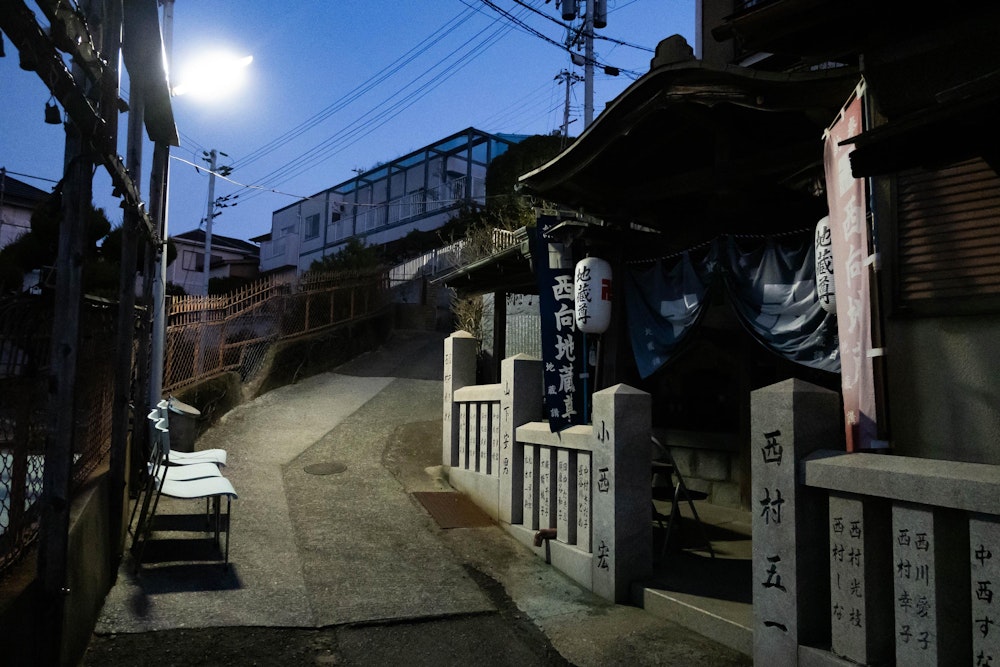 <p>塩屋駅近くのコインパーキングに車を停めて行動開始。<br>このあたりの住宅街は坂の多い地形と道の狭さに驚く。</p>
