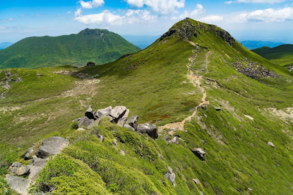 <p>天狗ヶ城、中岳の小さな縦走路。<br>くじゅう連山はひとつひとつの山が小さく、ゆるやかなアップダウンでコンパクトな縦走を楽しめる。</p>