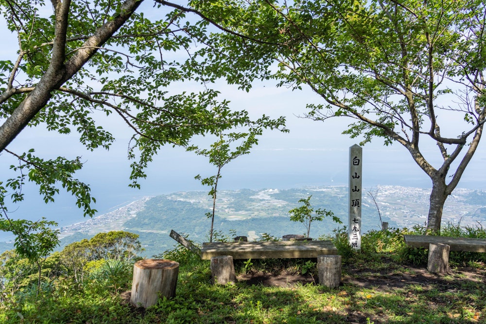 <p>蜘蛛の巣と闘いながら急登を登っていき、白山に到着した。<br>木漏れ日のベンチと、垂水方面の景色が素晴らしい。<br>垂水市街地と錦江湾を一望できるいい場所だった。<br></p>