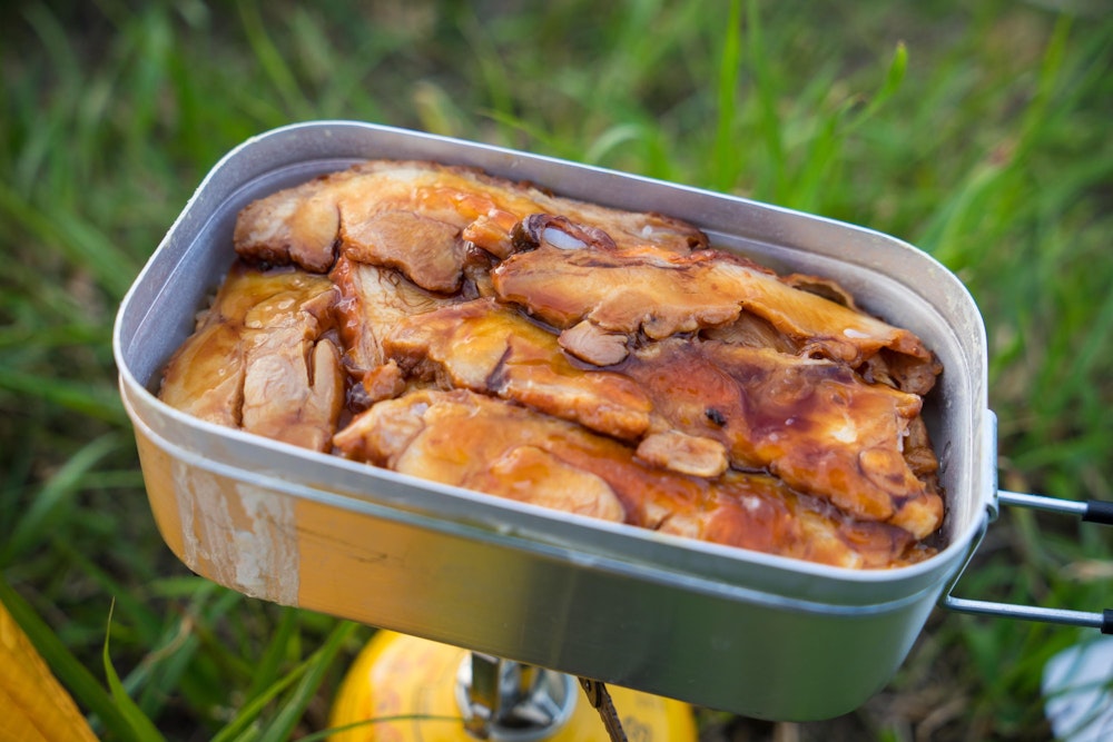 <p>夕食はぜいたくに、米を炊いて焼豚丼にした。</p>
