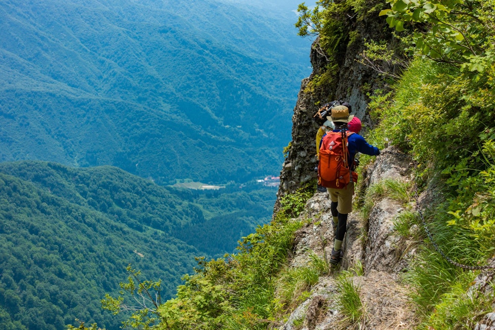 <p>往復ルートなので、下山時も基本的に同じルートを通ることになるが、八ッ峰は迂回ルートが敷かれているため、下山時はそちらを使う。<br>しかし、その迂回ルートも岩壁に張り付くようにトラバースする険しい道のり。</p>