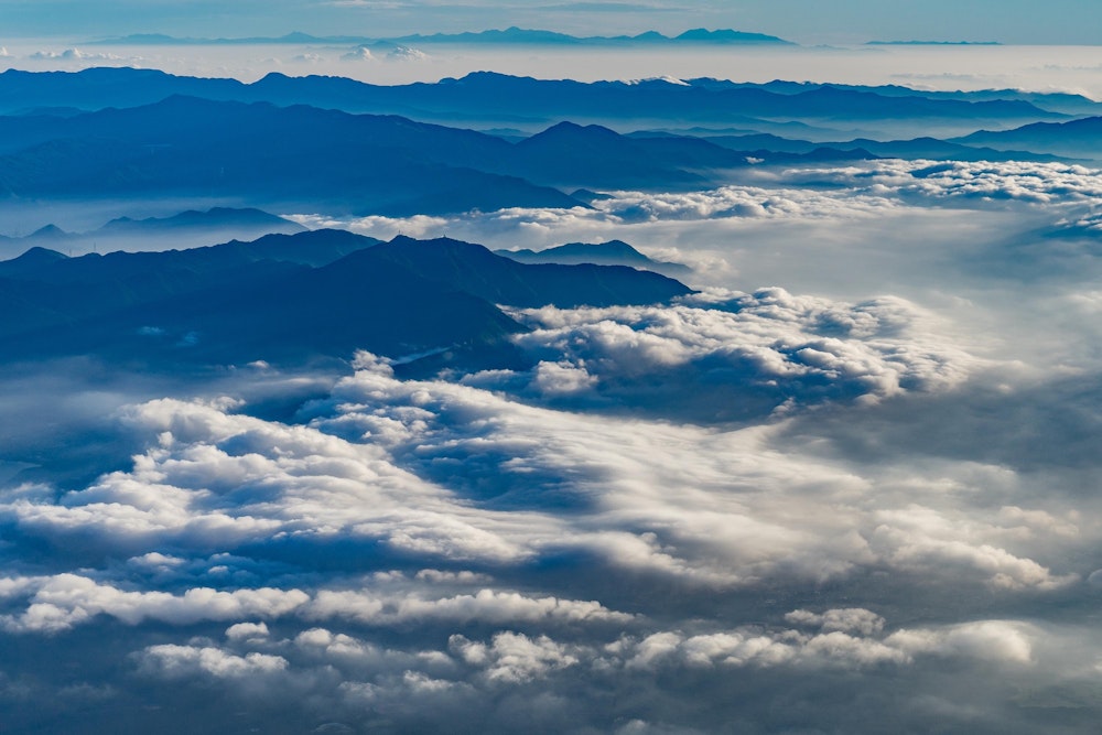 <p>雲海に浮かぶ山々。富士山は周りの山よりかなり標高が高いので、見下ろすような感じになる。</p>