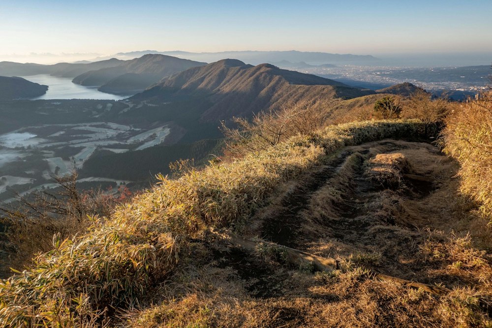 <p>これから辿る箱根外輪山の尾根が遠くまで見える。</p>