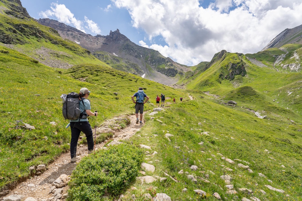 <p>一面に広がるお花畑に癒されながら、ボンノム峠（Col du Bonhomme: 2,329m）に向けてゆるやかに標高を上げていく。<br></p>