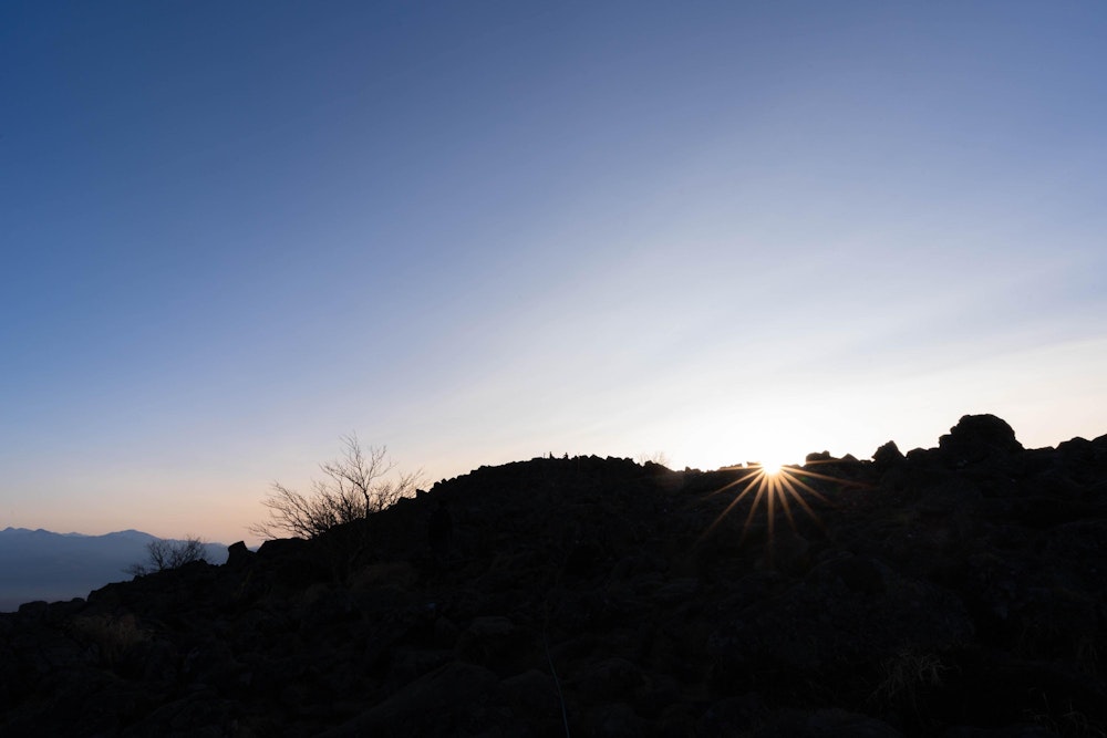 <p>ちょうど日が沈むころ、蓼科山頂上にたどり着いた。</p>