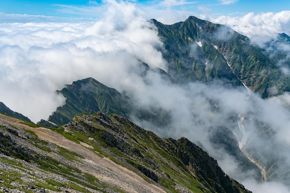<p>五竜岳から先、鹿島槍ヶ岳方面にも難所は多い。</p>
