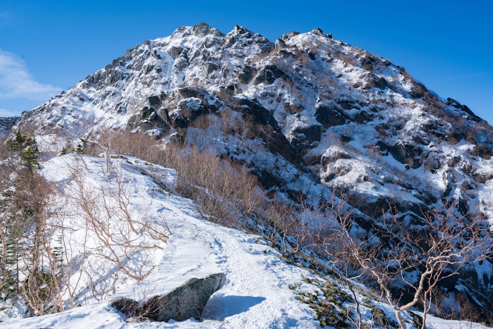 <p>八合目付近から見上げる頂上。<br>このあたりからの岩場が緊張の連続。</p>