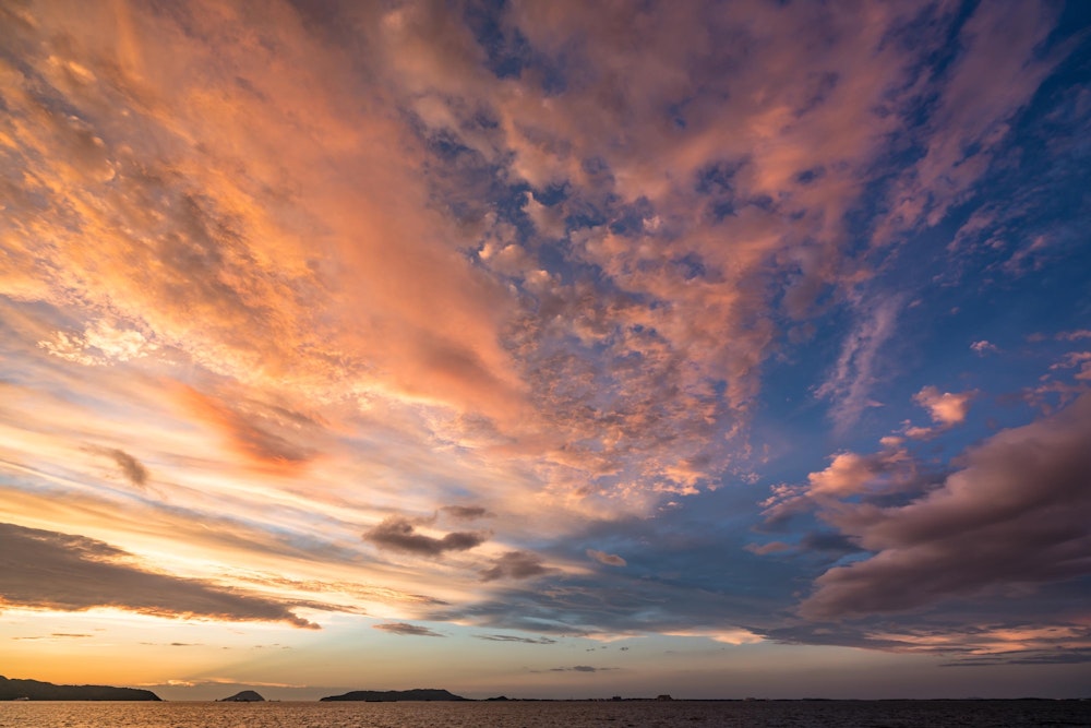 <p>一番低い雲が、陰になって黒ずんでくると、こんどは上空の高い雲が夕焼けの主役となる。</p>