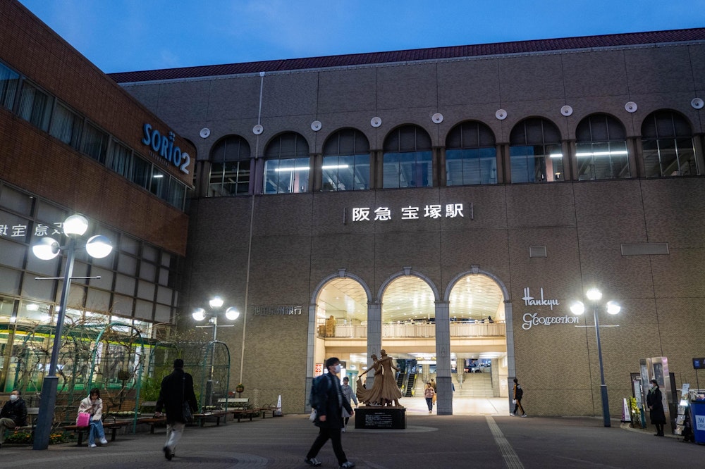 <p>日が暮れるころ、宝塚駅に到着して六甲全山縦走を無事に終えることができた。<br>手元の計測で、距離は 45km ほど、累積登りは 3,000m 強と、今年の日帰り山行の中ではおそらくもっともハードなものとなった。<br>充実感を味わいながら、電車で塩屋駅に戻って車を回収した。<br>登り納めに相応しい山旅になったと思う。</p>