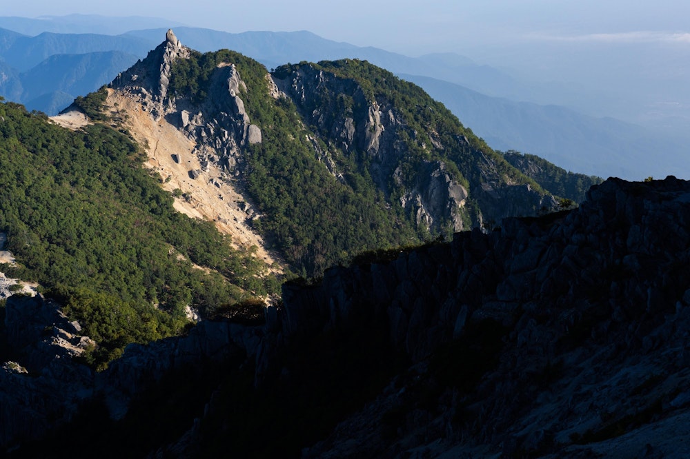 <p>鳳凰三山で最も高い観音ヶ岳（2,841m）から望む地蔵ヶ岳。<br>鳳凰三山のトレードマーク、オベリスクがよく見える。</p>