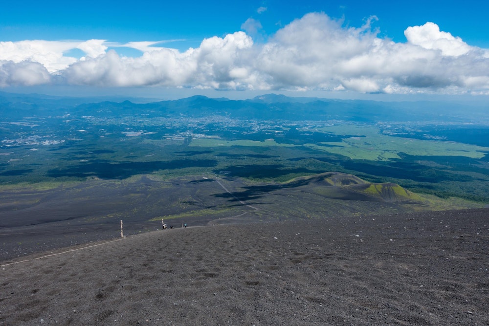 <p>御殿場ルート名物、大砂走り。<br>”大” と付くだけあって、須走ルートの砂走りよりも大規模で、いつまでも続く感じだった。<br>砂走りのあの爽快感をもっと強化した感じ。</p>