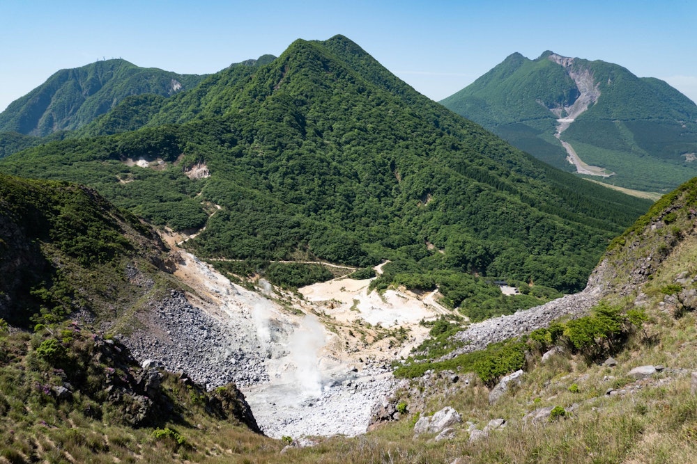 <p>噴気が湧き立つ塚原温泉。<br>鶴見岳火山群は、気象庁が指定する監視対象の火山のひとつ。</p>