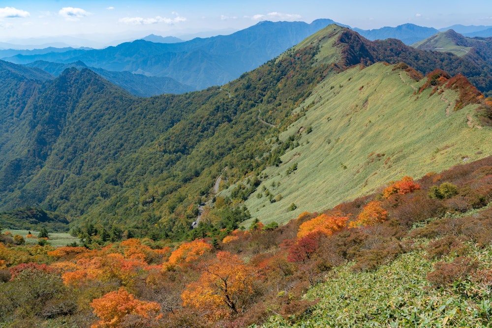 <p>山腹を這っているのが瓶ヶ森林道。そして登山口もあの道路上にある。<br>いかにお手軽に登れるかがわかる。旅の終わりに、のんびりといい山歩きができた。</p>