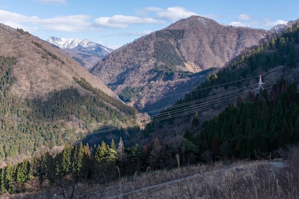 <p>勝原登山口まで戻ってきた。<br>平年並みに雪が降れば、登山口のあるこのあたりも積雪して真っ白になるそうで、そう考えると今年の冬の雪の少なさはうなずける。<br>それでも、山頂部の積雪量は十分だったし、白山の白さには目を見張るものがあった。</p>