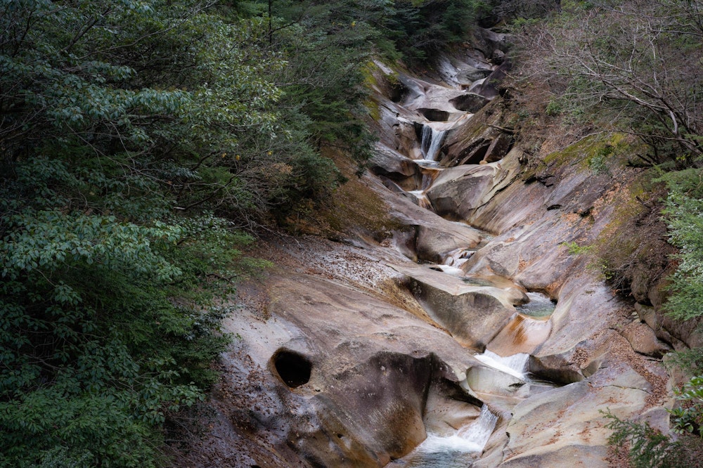 <p>藤河内渓谷の美しい花崗岩地形。</p>