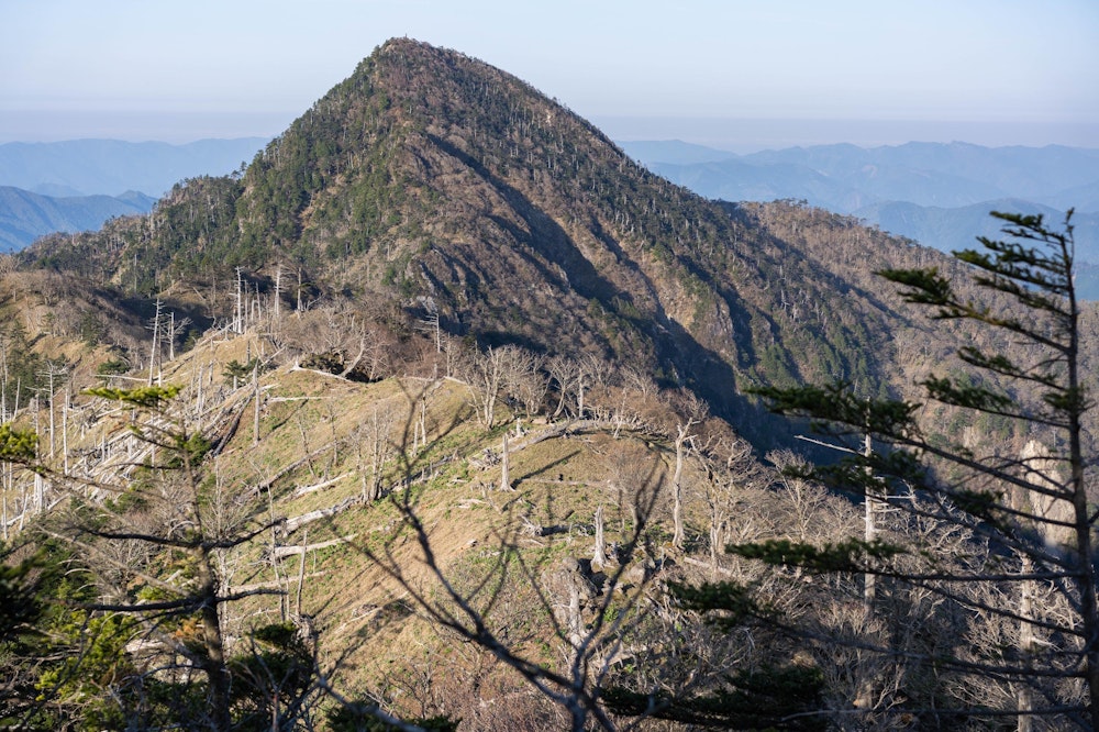<p>三日目。釈迦ヶ岳の勇ましい山容。両部分けの難所を越えてあの頂を目指す。</p>