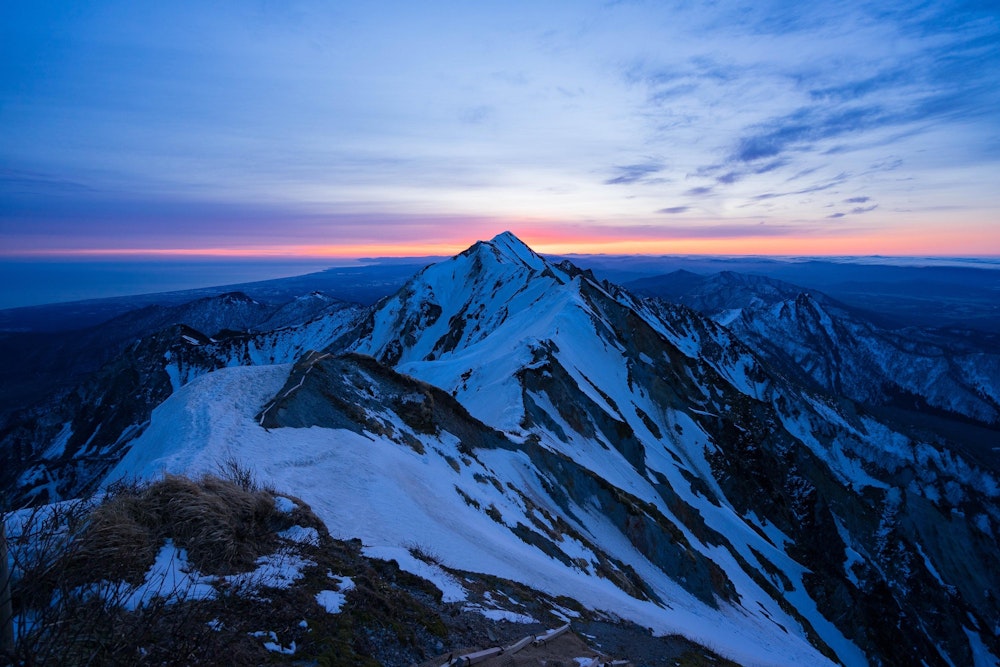 <p>暗い中から登り始めたため、最初の写真がいきなり頂上。<br>弥山から望む剣ヶ峰。<br>雪は少なめかな。</p>